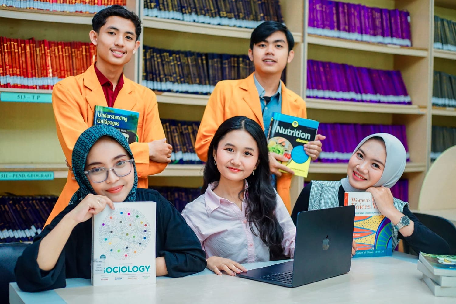 Mahasiswa belajar di perpustakaan Univet