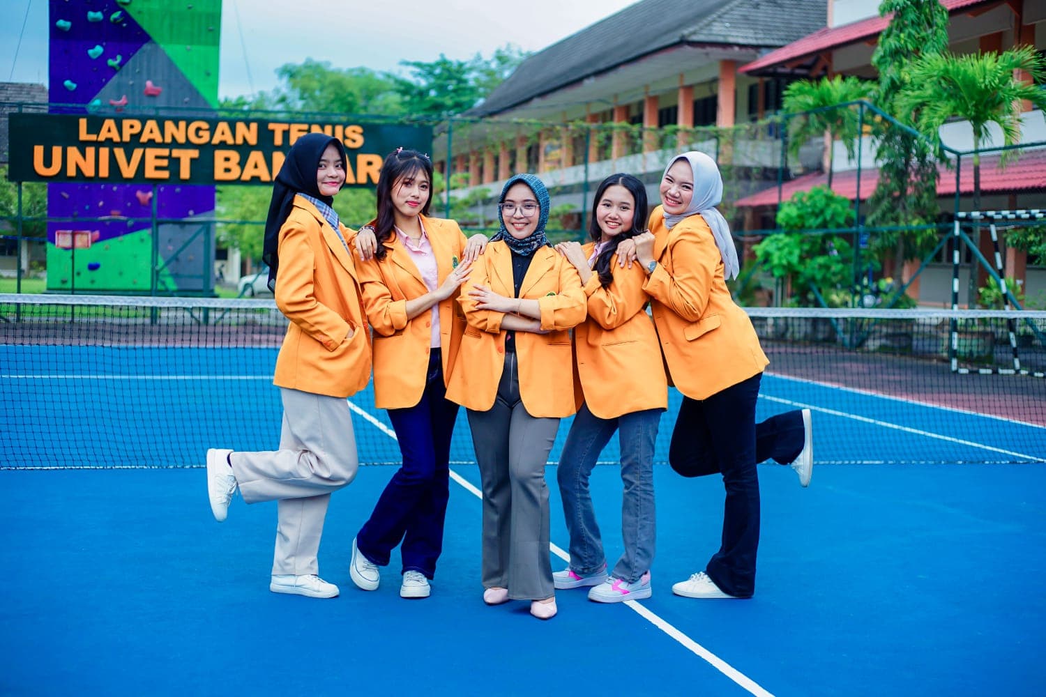 Mahasiswa di fasilitas lapangan kampus