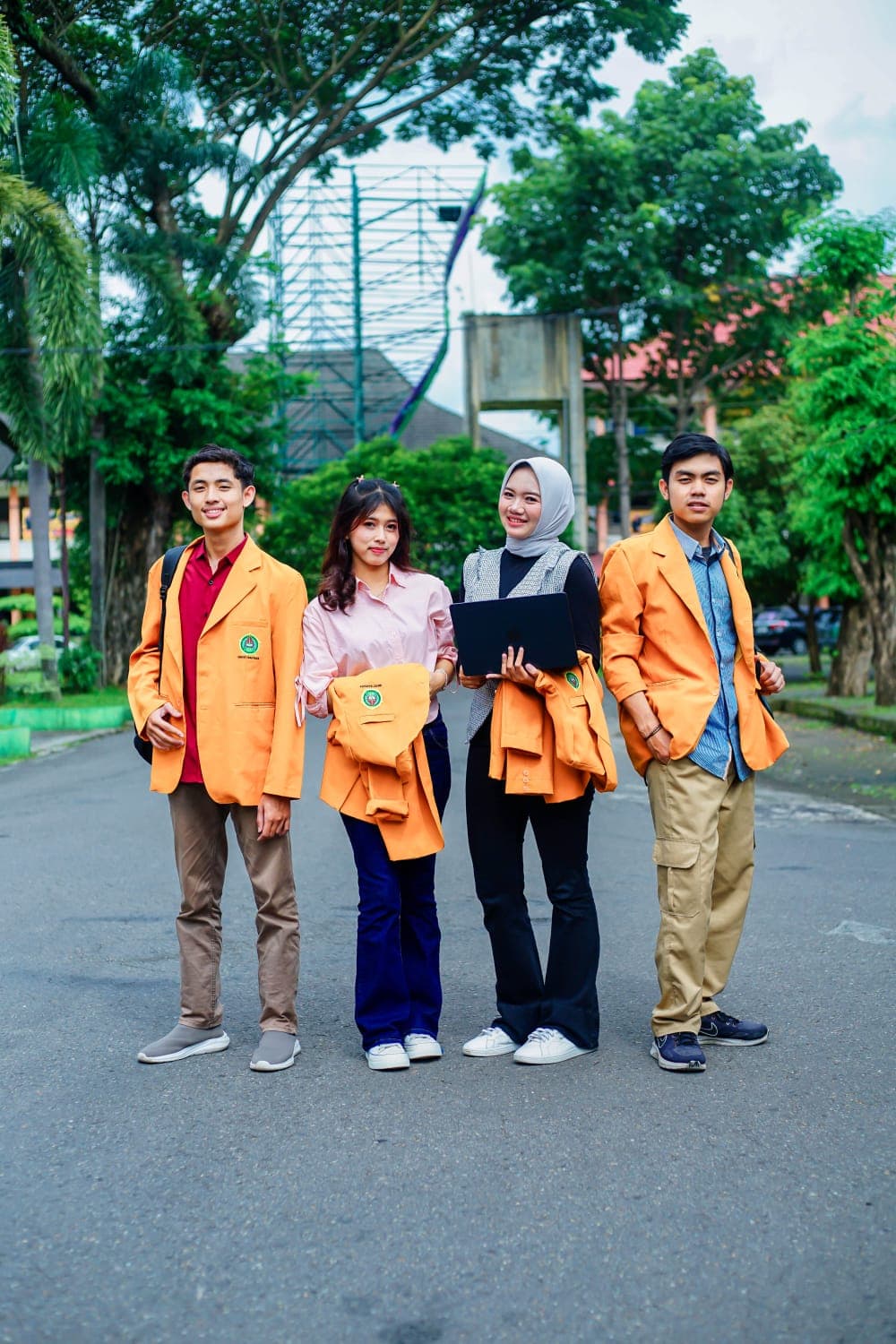 Mahasiswa berjalan di area kampus